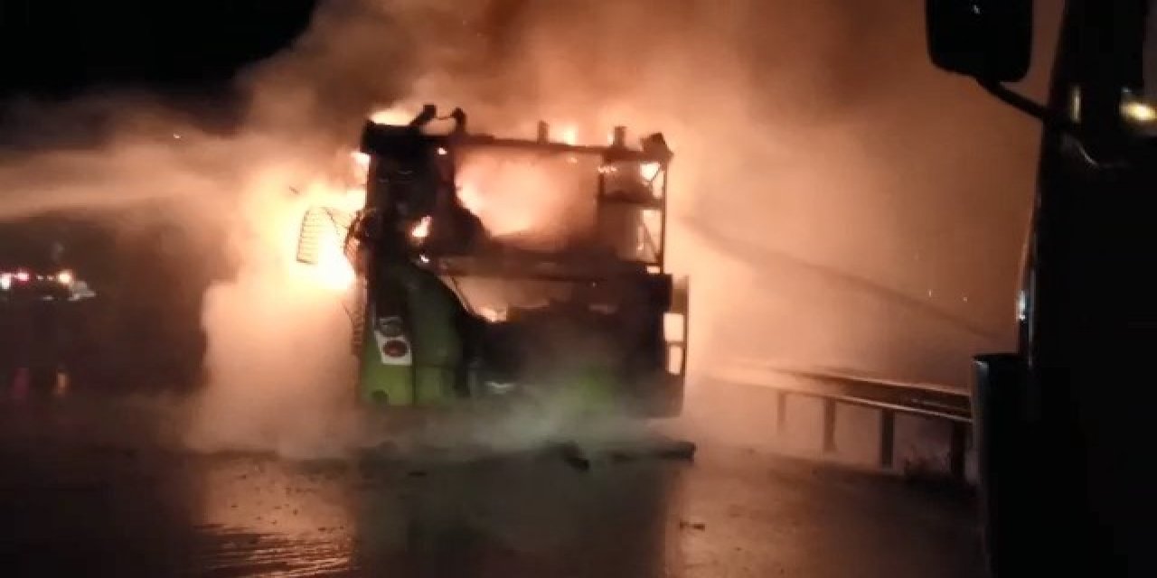 Seyir Halindeki Halk Otobüsü Alev Alev Yandı
