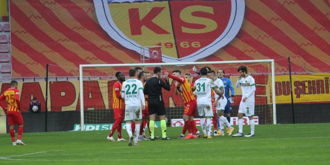 Sapunaru 100.maçında Kırmızı Kart Gördü