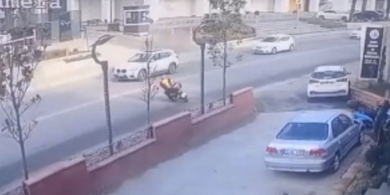 İ̇stanbul’da Feci Kaza Kamerada: 30 Metre Sürüklenip Aracın Altına Girdi