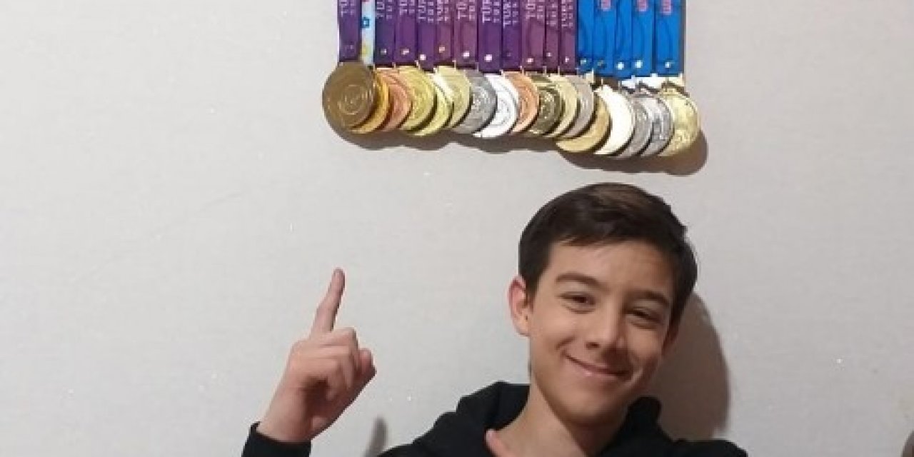 Yaşından Çok Madalyası Var