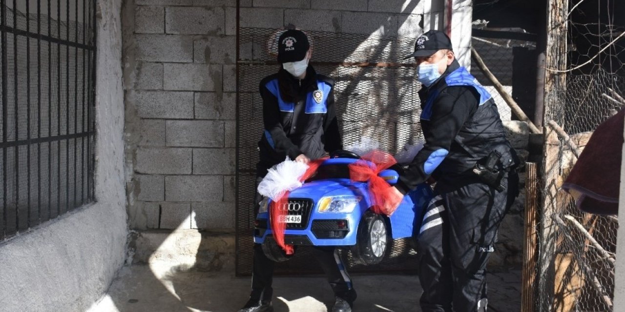 Siirt’te Minik Çocuk Akülü Araba İstedi, Polis Kapısına Götürdü
