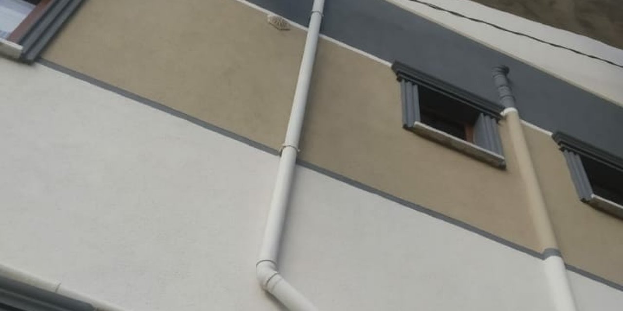 Evin Gövdesine Yaslanan Elektrik Direğine Müdahale Edildi
