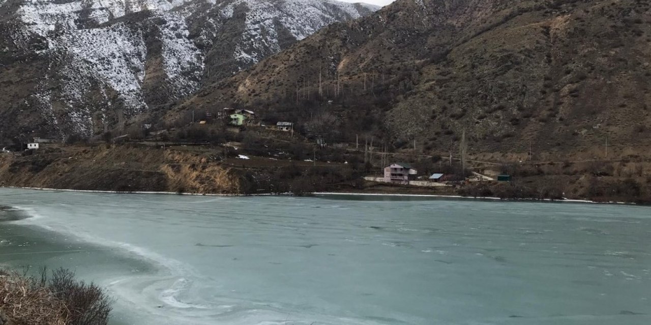 İ̇spir’de Çoruh Nehri Buz Tuttu