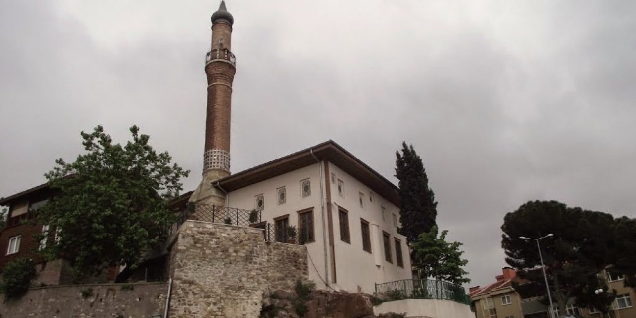 Tarihi Akçakoca Camii’ne Portatif Çadır