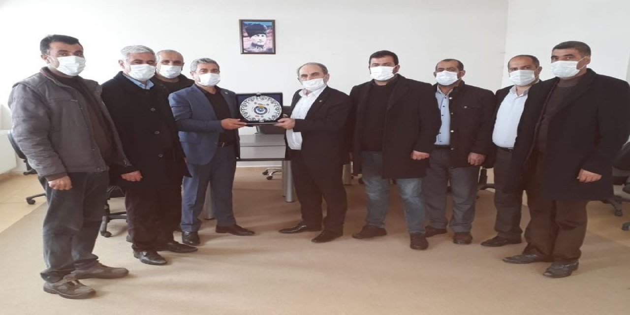 Hizmet-i̇ş Sendikasından Başkan Ömeroğlu’na Plaket