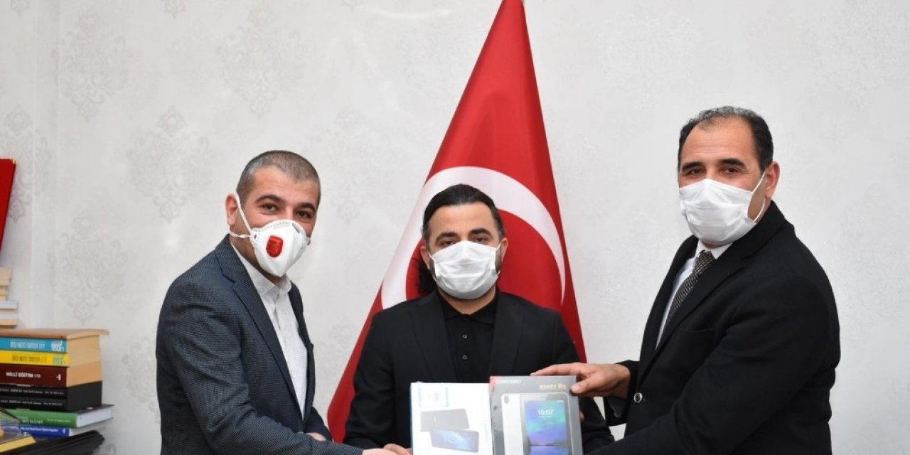 Erzincan Barosundan İhtiyaç Sahibi Öğrencilere Tablet