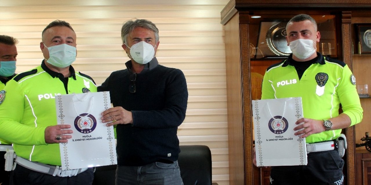 Köpeği İle Donma Tehlikesi Geçiren Vatandaşın İmdadına Yetişen Polisler Ödüllendirildi