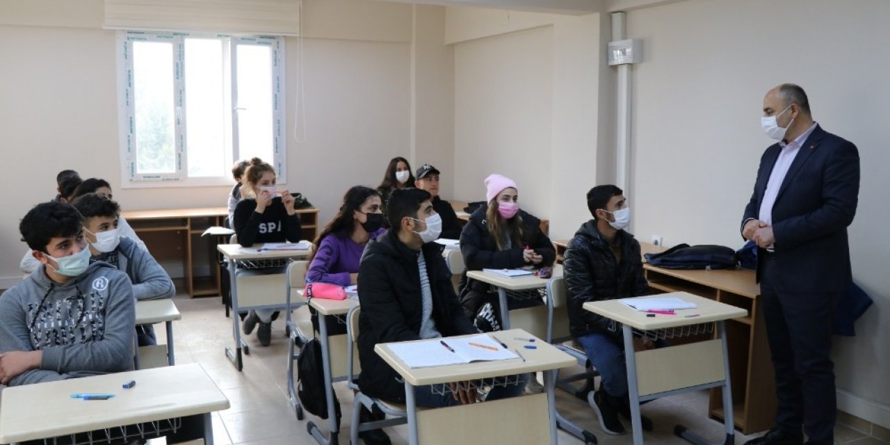 Gençlik Merkezindeki Kursiyerleri Ziyaret Etti