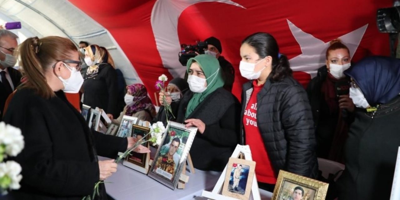 Ticaret Bakanı Ruhsar Pekcan, Evlat Nöbetindeki Aileleri Ziyaret Etti