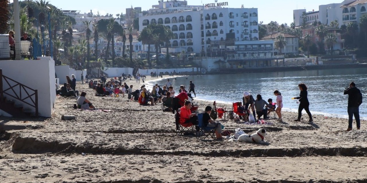 Kuşadası’nda Güneşi Gören Plaja Koştu