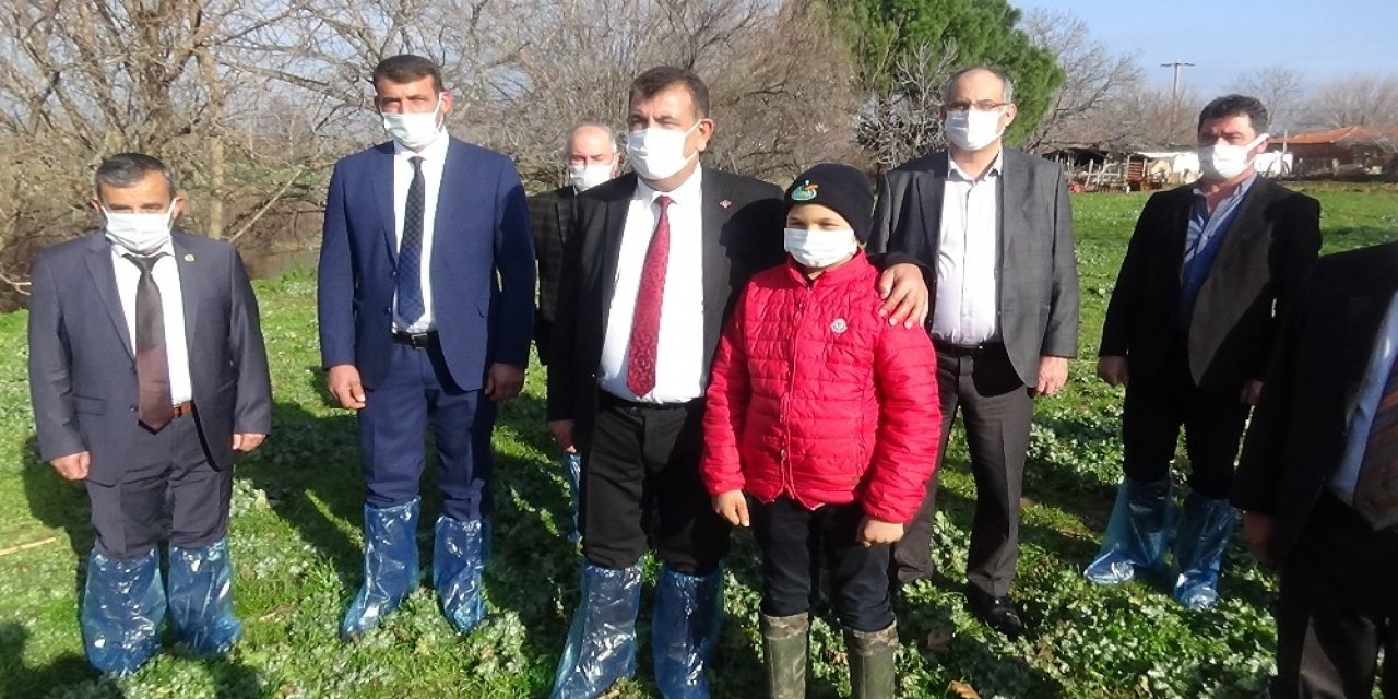 12 Yaşındaki Çoban Şevki’ye 5 Koyun Ve Tablet Hediye Eden Tüdki̇yeb, Bir Yıllık Okul Masraflarını Da Karşılayacak