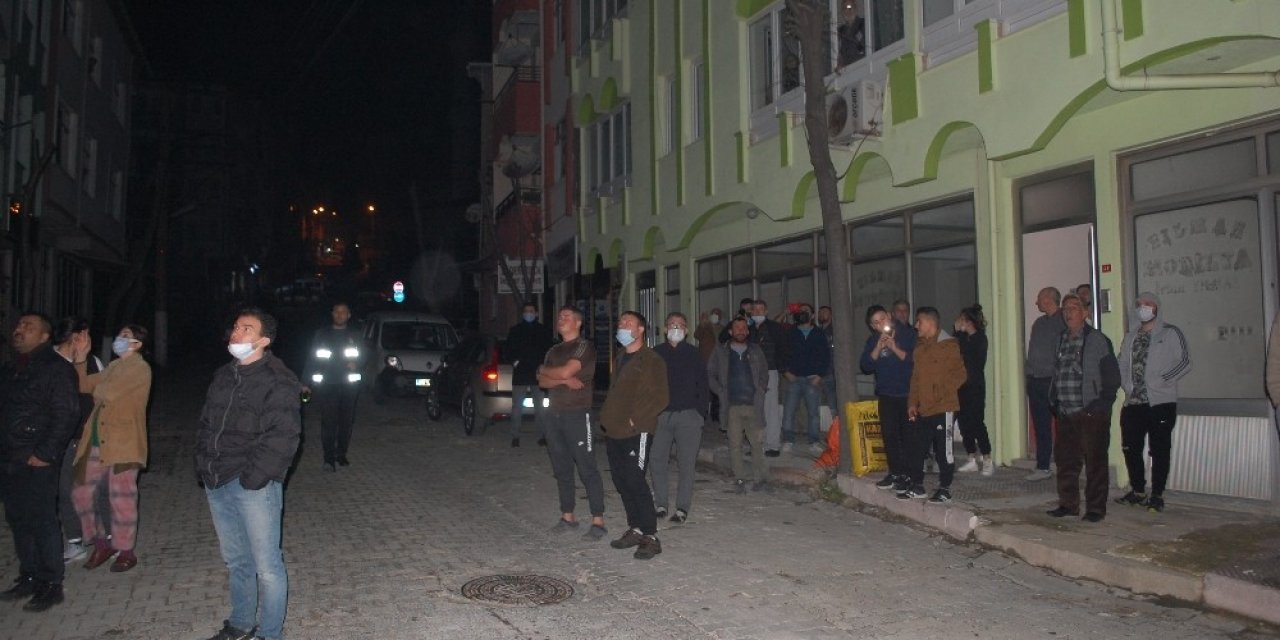 Tamiri Biten Çatıda Yangın Çıktı, Mahalleli Sokağa Döküldü