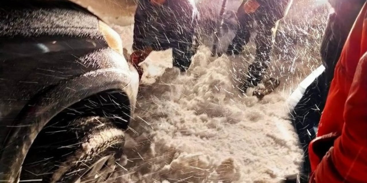 Kara Saplanan Araç Başka Bir Otomobille Çekilerek Kurtarıldı