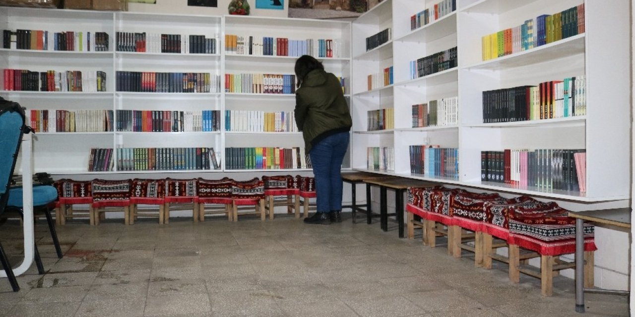 Diyarbakır’da Kadın Girişimci Kıraathane Ve Tekel Bayilerin Arasında Sahaf Dükkanı Açtı