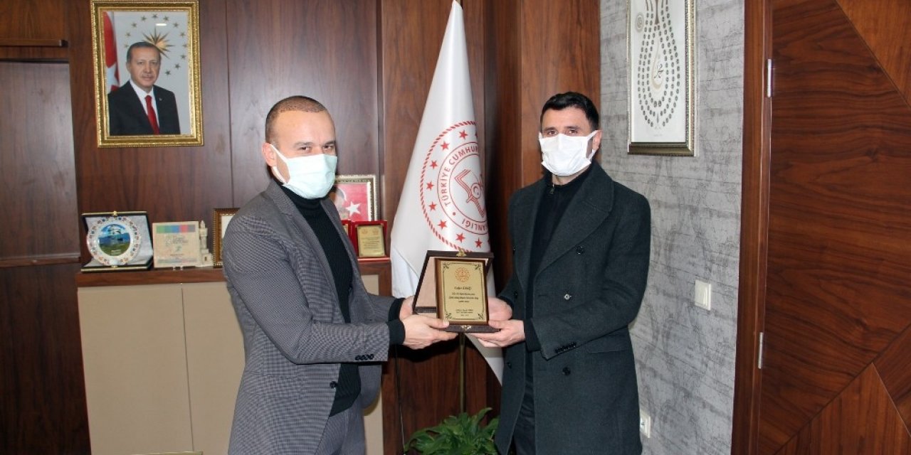 Ağrı Milli Eğitim Müdürü Tekin, Eğitime Desteklerinden Dolayı Canşi’ya Plaket Verdi