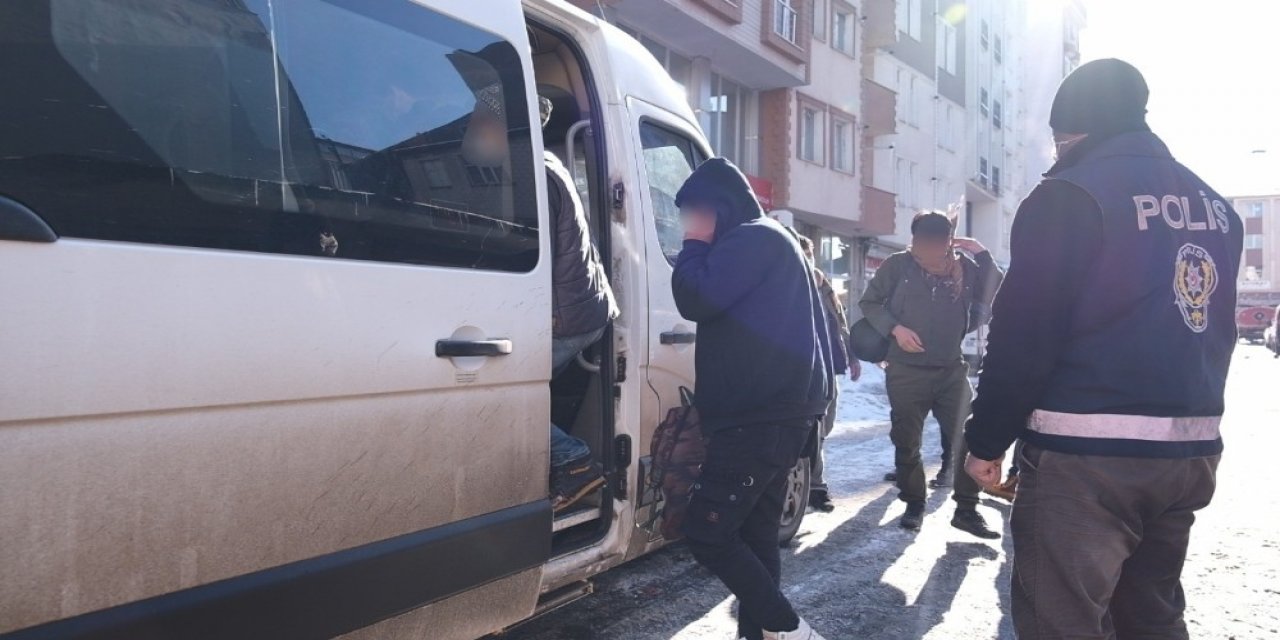 Kars’ta 52 Afganistan Uyruklu Düzensiz Göçmen Yakalandı