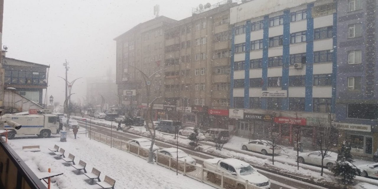 Hakkari’de Kar Ve Sis Etkili Oldu