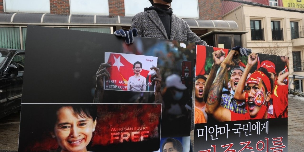 Myanmar’ın Seul Büyükelçiliği Önünde "darbe" Protestosu