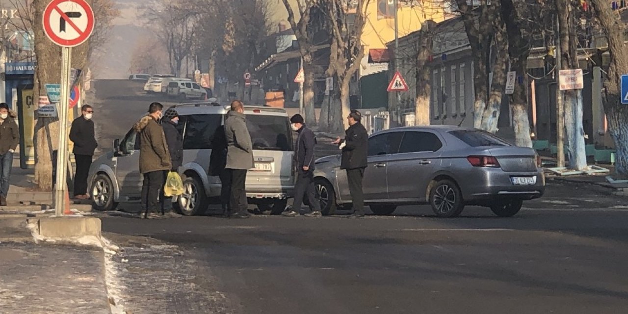 Kars’ta Maddi Hasarlı Trafik Kazası