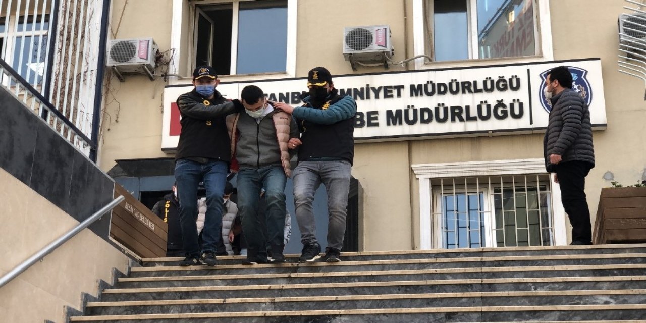 Hem Evlerden Hem De Birbirlerinden Çaldılar