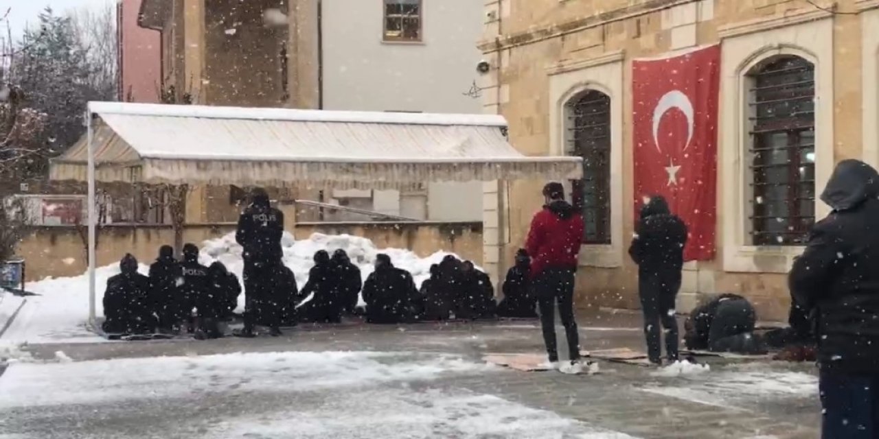 Bayburt’ta Kar Yağışı Altında Cuma Namazı
