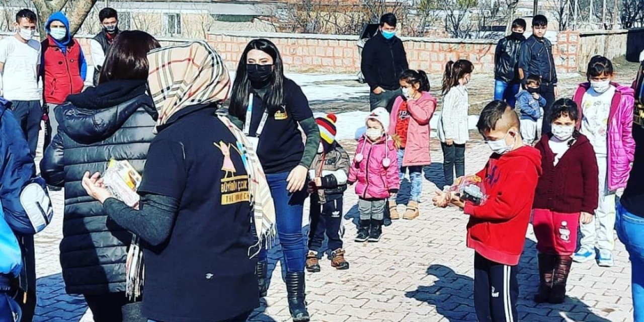 Büyüdüm Çocuk Oldum Platformu Tomarzalı Çocuklara Oyuncak Dağıttı