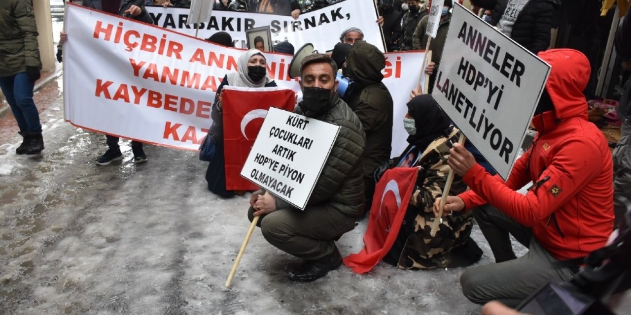 Hdp Binası Önündeki ‘evlat Nöbeti’ Üçüncü Haftasında