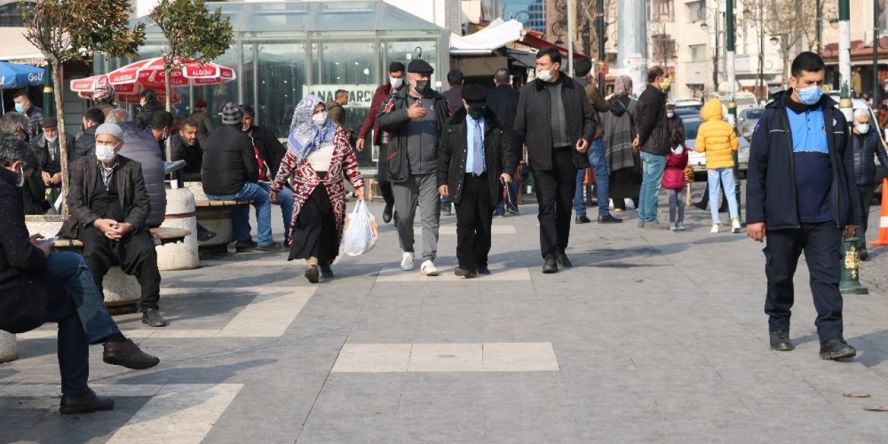 Diyarbakır’da Vaka Sayıları Azaldı, Güneşli Havayı Gören Vatandaşlar Meydanlara Akın Etti