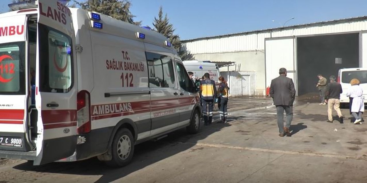 Pamuk Deposunda Korkutan Yangın: 12 İşçi Dumandan Etkilendi