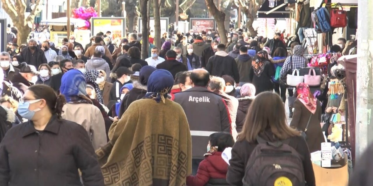 Eskişehir’de Cadde Ve Sokakları Dolduran Kalabalıklar Yasak Öncesi Adeta ‘pes’ Dedirtti
