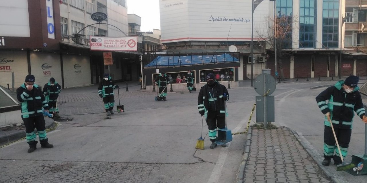Belediye Ekipleri Sokak Sokak Temizlik Yapıyor