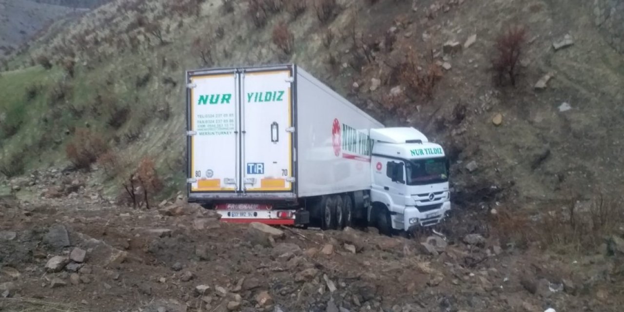 Şırnak’ta Tır Şarampole Yuvarlandı