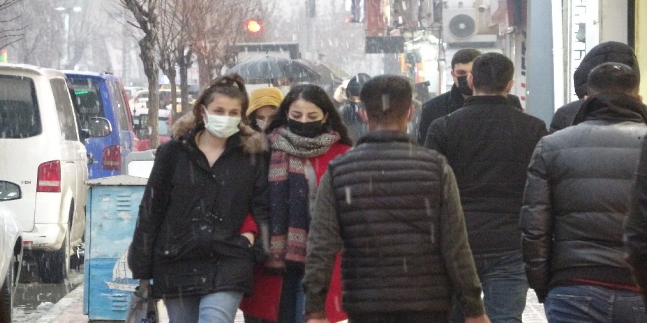 Vatandaşlar Kar Yağışına Hazırlıksız Yakalandı