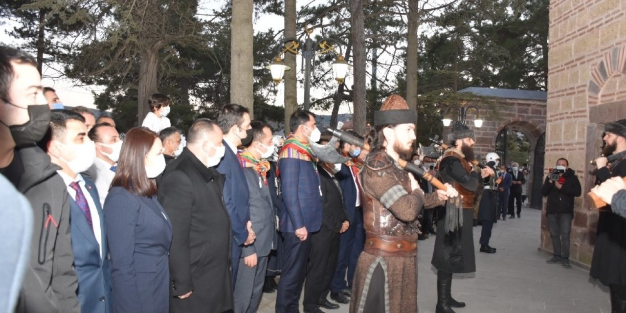 Bakan Kurum, Ertuğrul Gazi Türbesi’nde ’’saygı Nöbeti’ni İzledi
