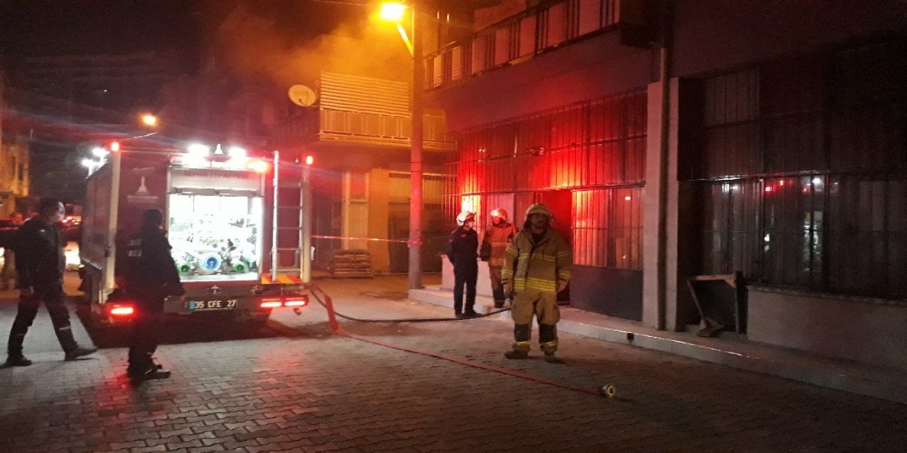 İ̇zmir’de Marangoz Atölyesinde Korkutan Yangın