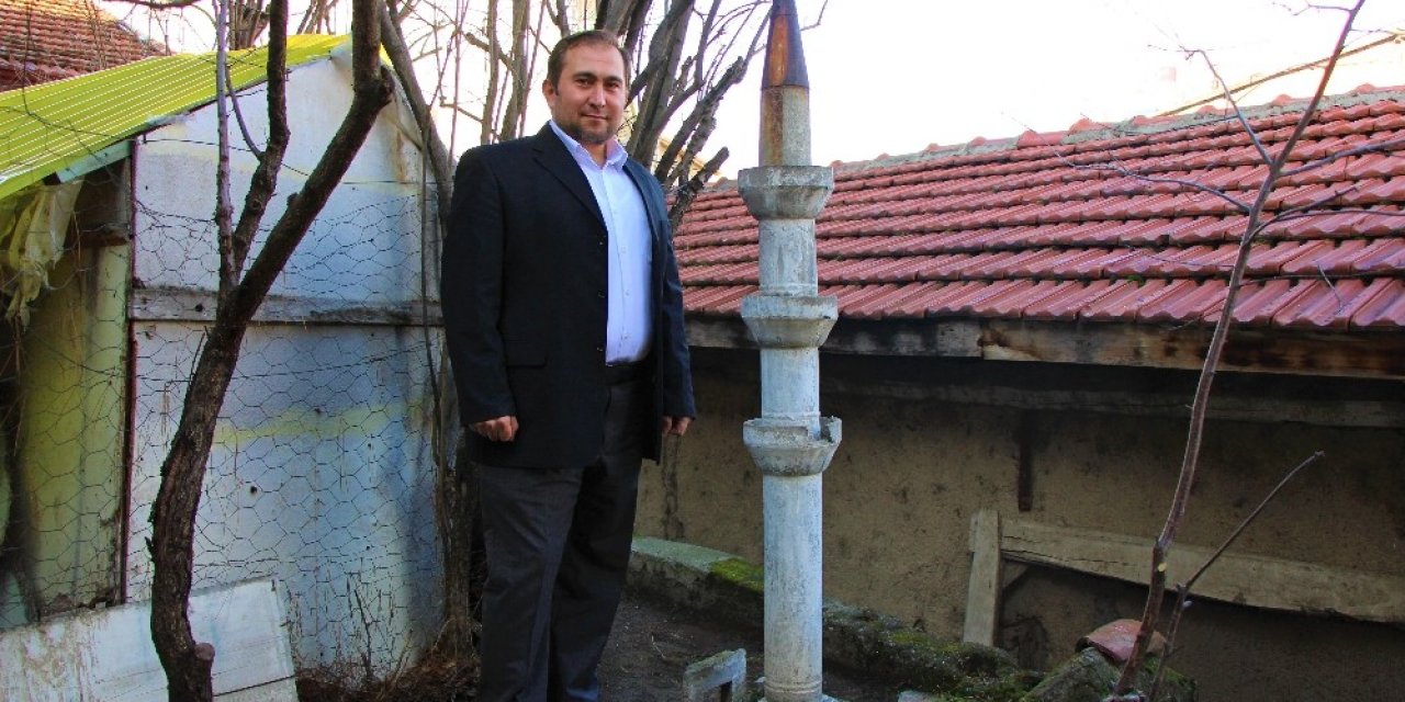 Evin Bahçesinde Şaşırtan Minare