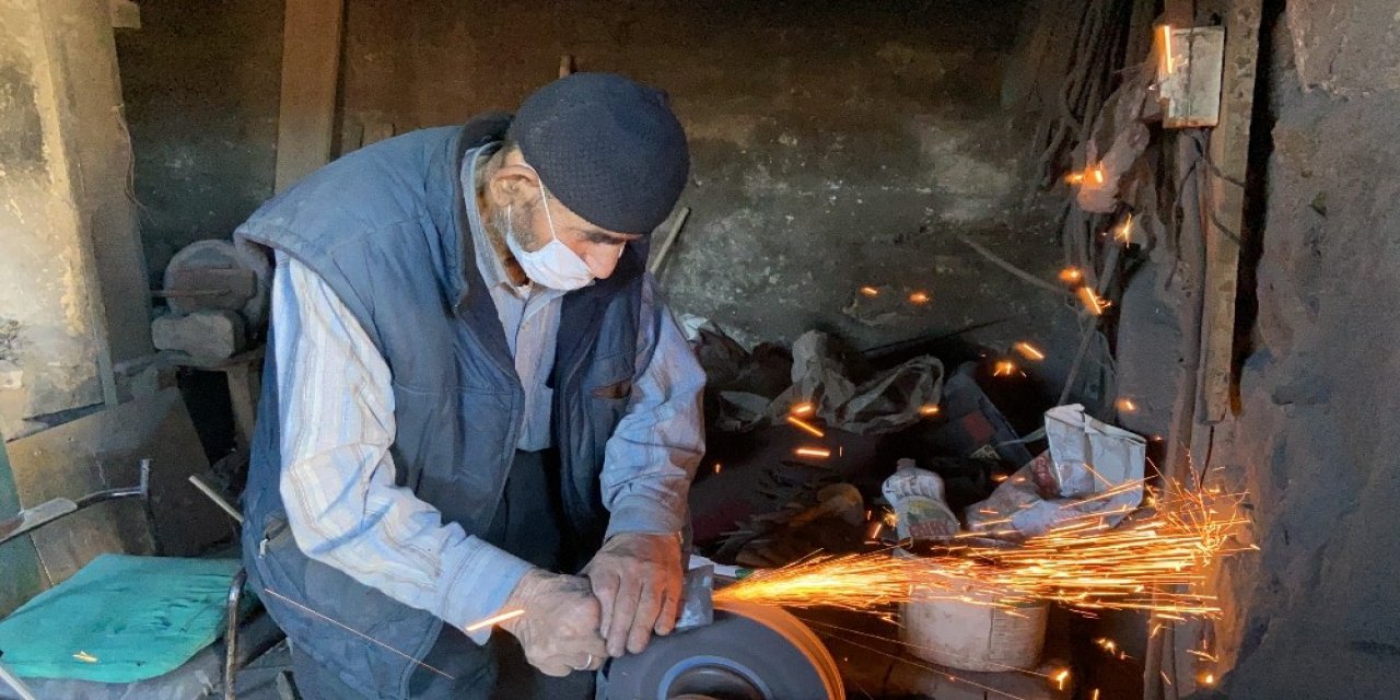 63 Yıldır Ekmeğini Ateş Ve Örsten Çıkarıyor