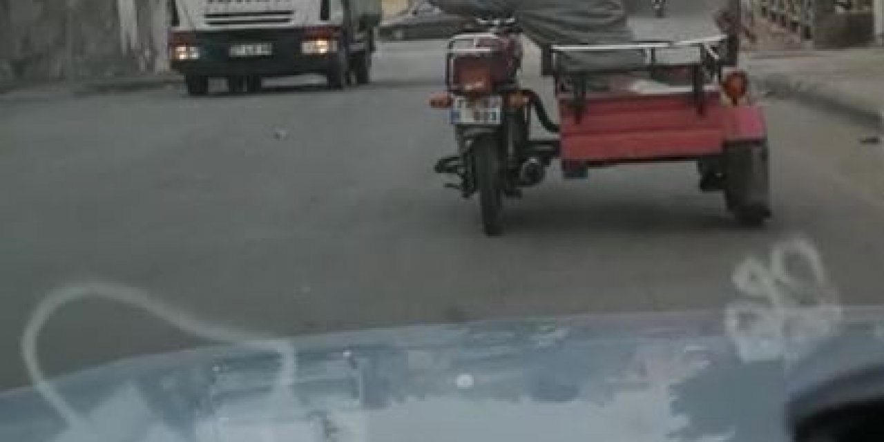 Tekeri Patlak Motoru Sepete Oturarak Kullandı