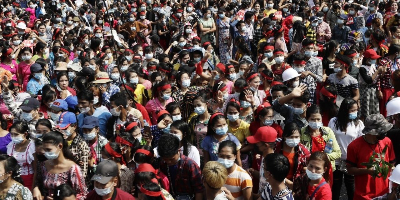 Myanmar’ın En Büyük Kentinde Halk Darbeye Karşı Sokaklarda