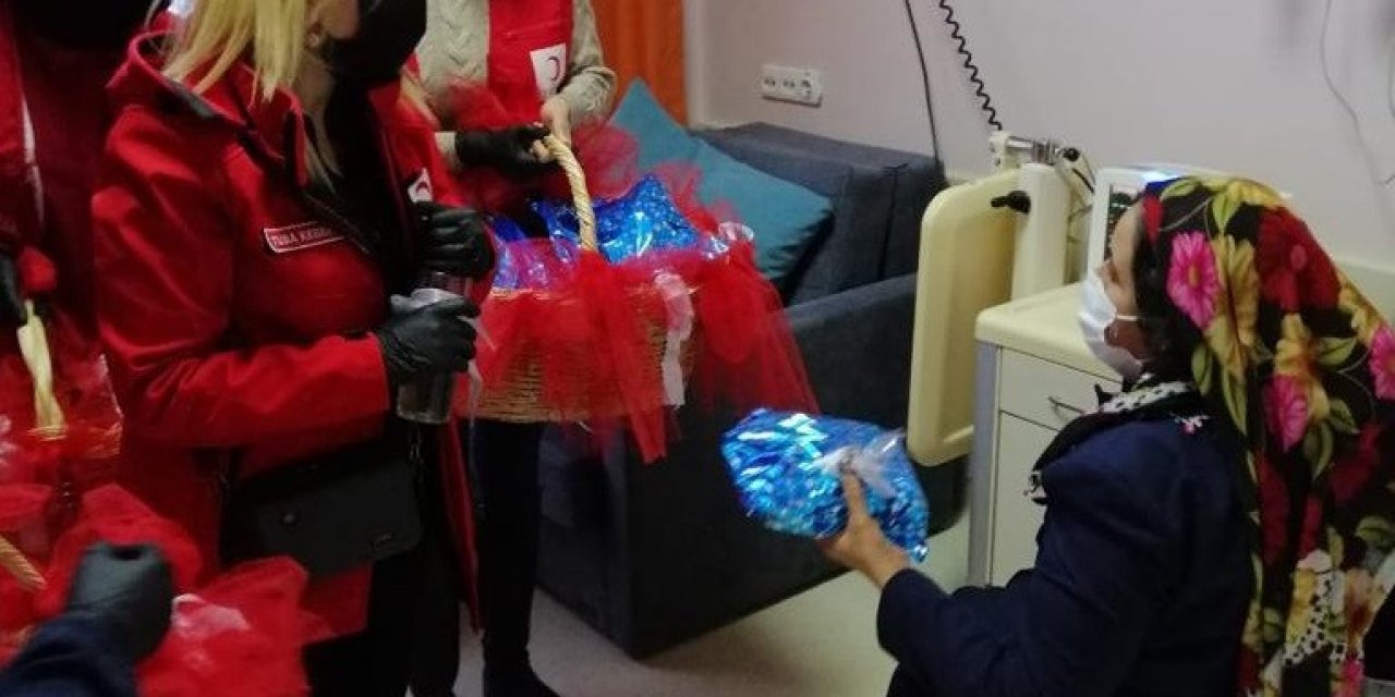 Annelere İlk Hediye Kızılay’dan