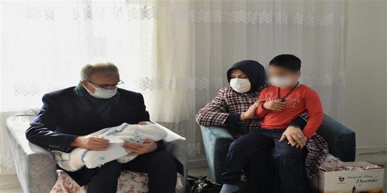 Diyarbakır Valisi Karaloğlu, Eşi İle Birlikte Yetim Çocukları Ziyaret Etti
