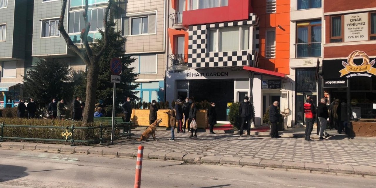 Kısıtlama Günü Bile Kuyruk Bitmedi