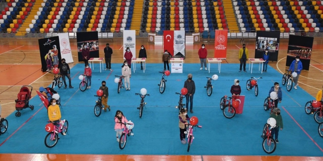 Sevgiyle Kucaklayanlar Derneği Minik Yüreklere Dokundu