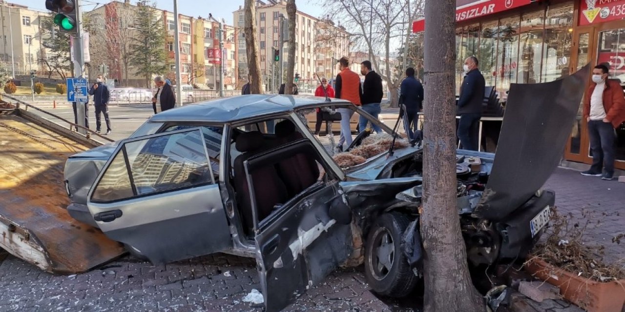 Kayseri’de Sokağa Çıkma Kısıtlamasında Feci Kaza: 3 Yaralı