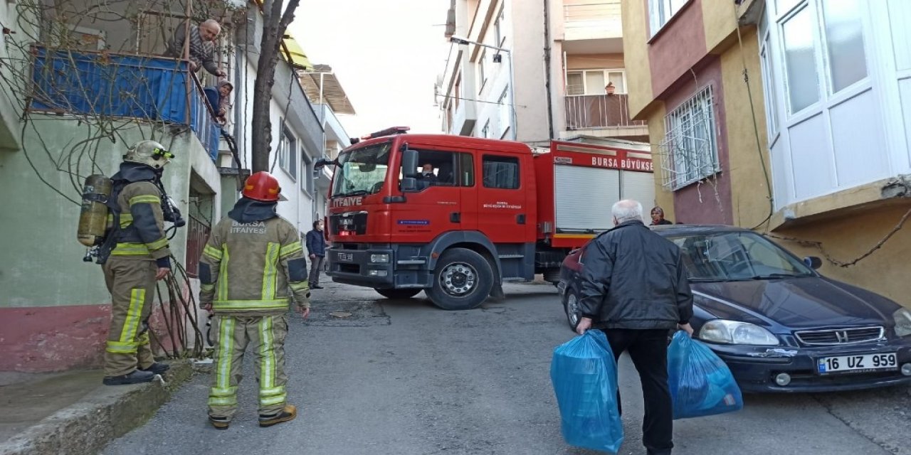 Terasta Yaktığı Mangal, İtfaiyeyi Harekete Geçirdi, Mahalleli Sokağa Döküldü