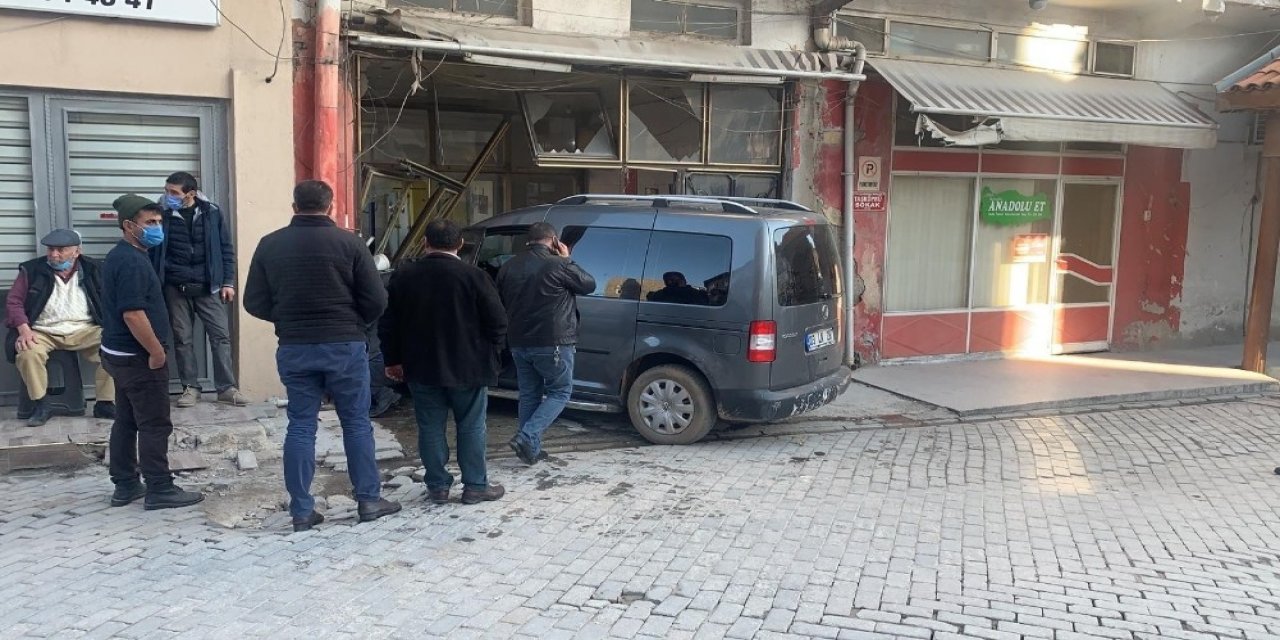 Direksiyon Hakimiyetini Kaybeden Sürücü Aracıyla Dükkana Girdi