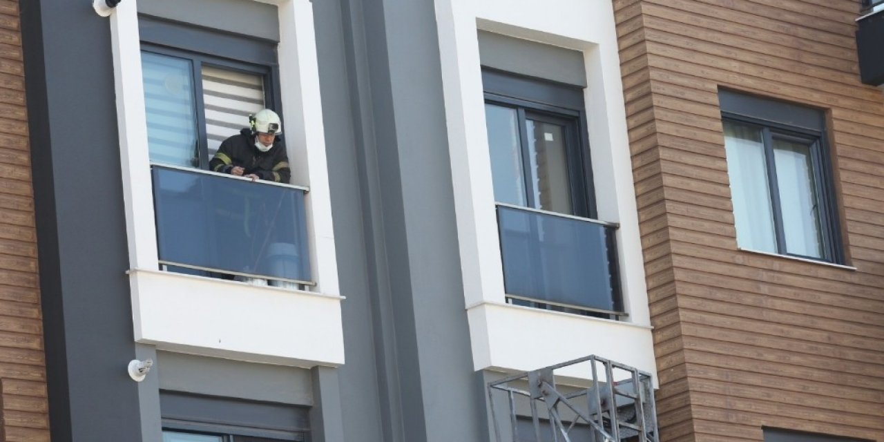 Çocuğu Kapıyı Kilitleyince Balkonda Mahsur Kalan Kadını İtfaiye Kurtardı