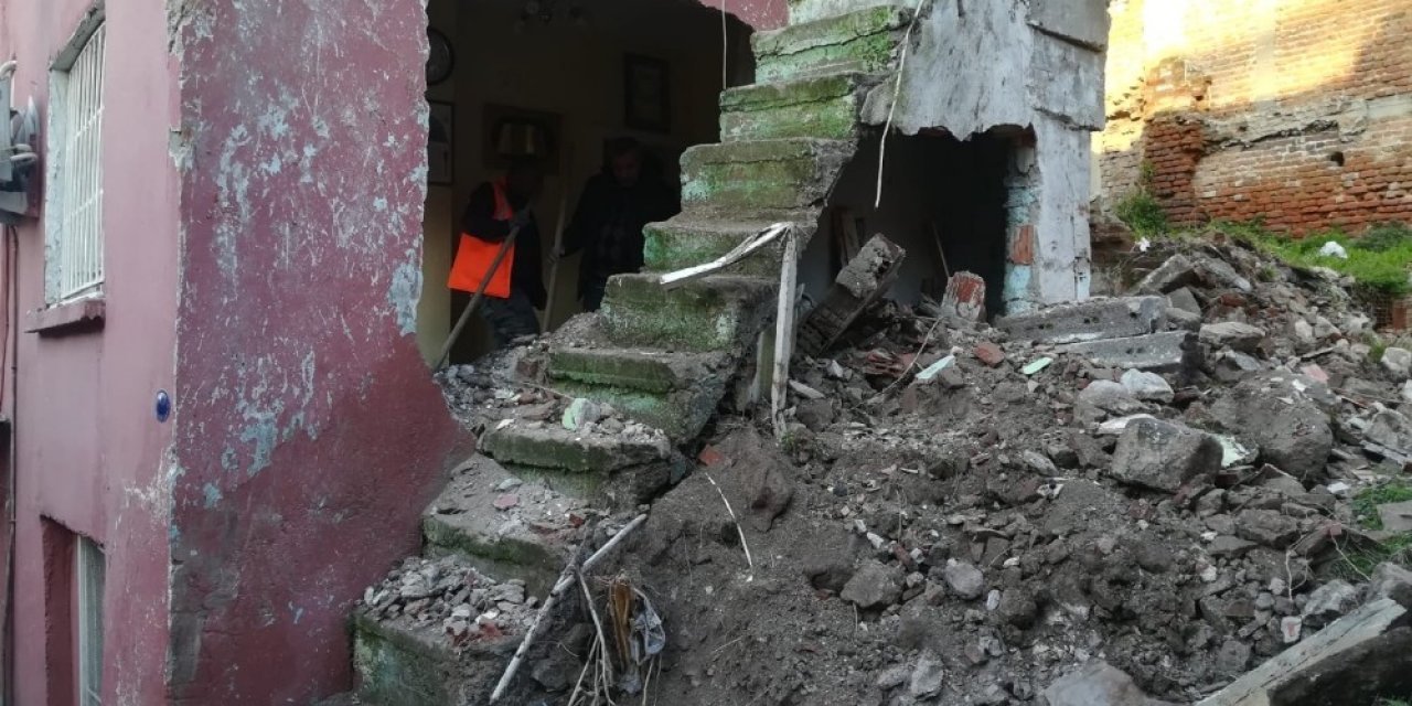 İ̇zmir’de Metruk Sinagogdan Kopan Taş Parçaları Evin Duvarını Yıktı: 1 Yaralı