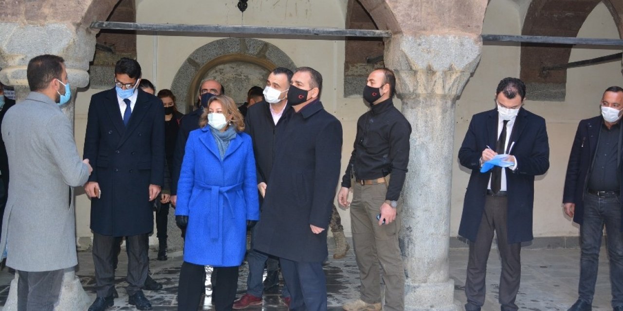Bakan Yardımcısı Yavuz Hakkari’de Tarihi Mekanları Ziyaret Etti