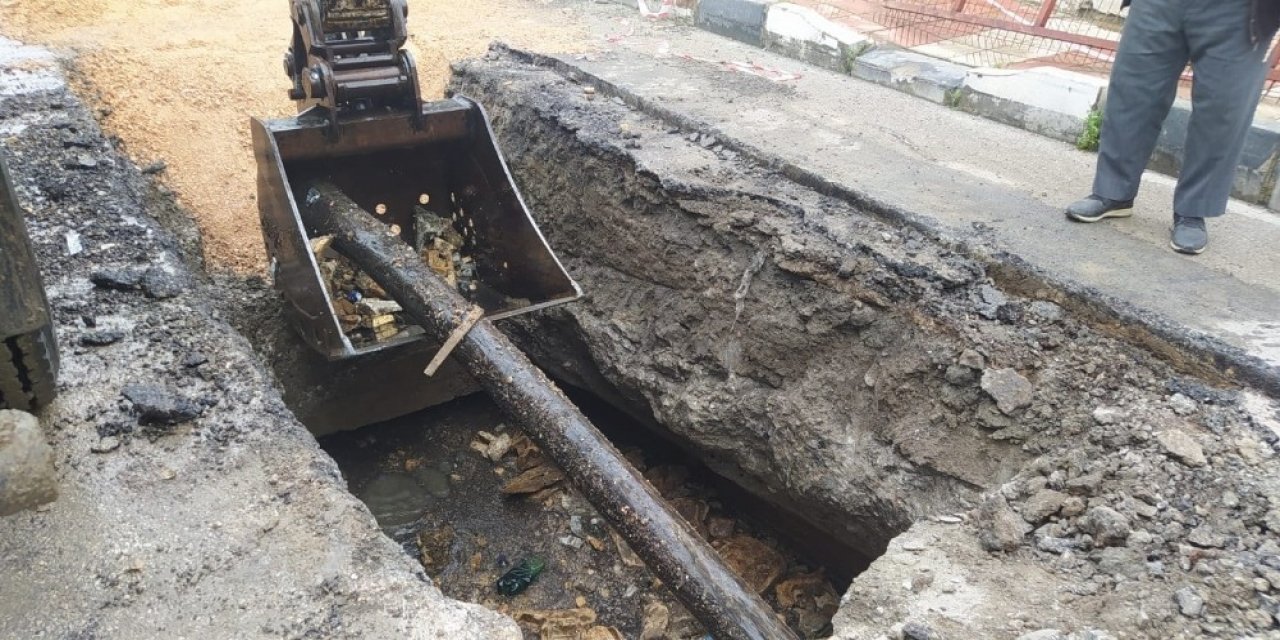 Sulama Kanalından Çıkan Telefon Direği Şaşırttı